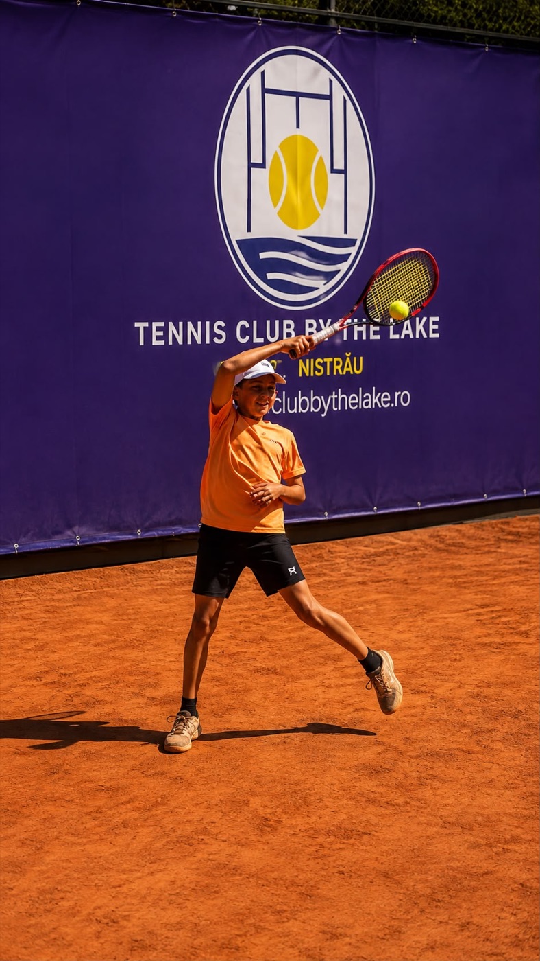Copil la antrenament, cursuri de tenis pentru copii, Tennis Club by the Lake